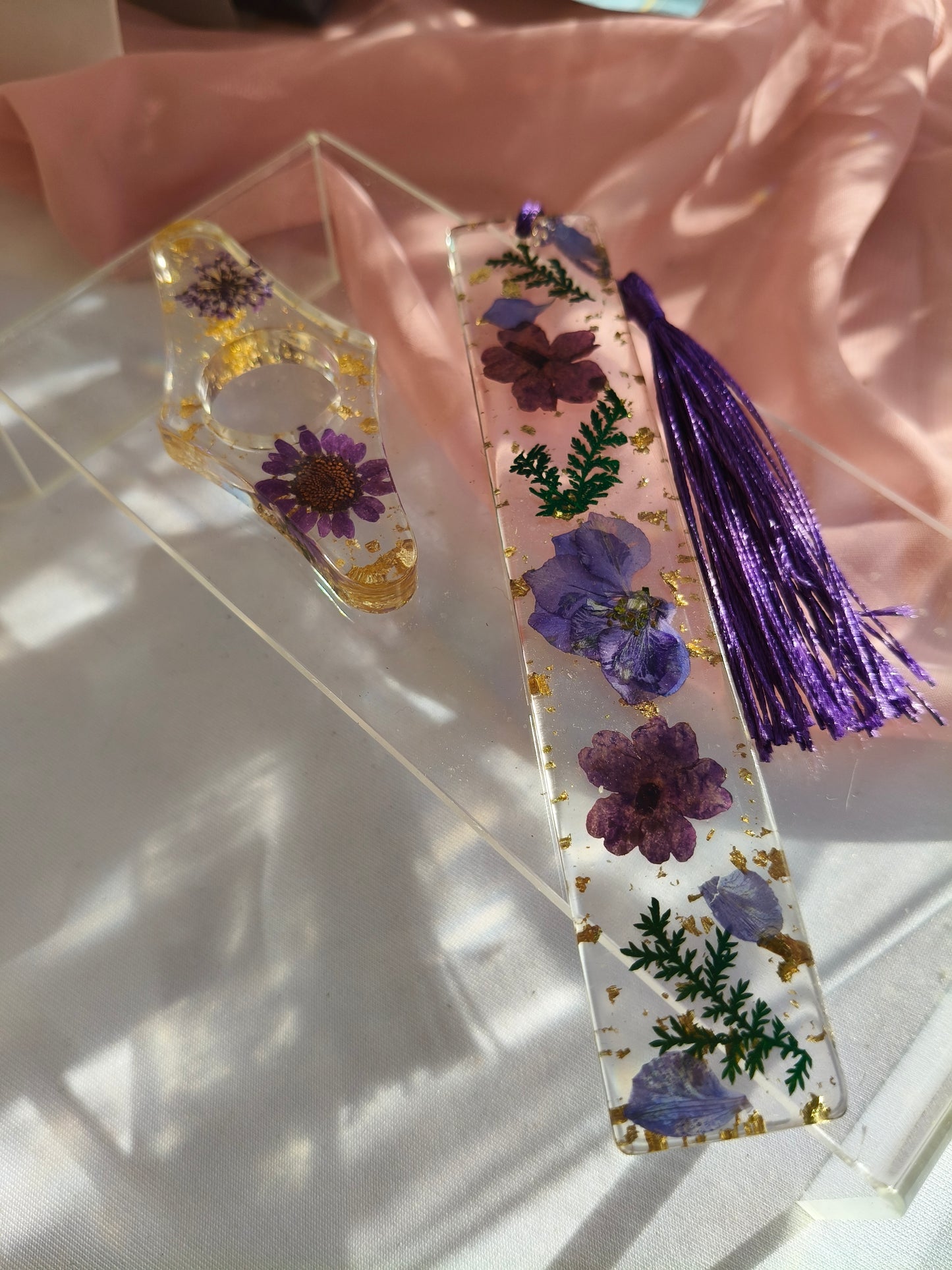 Marque page en résine violet et or