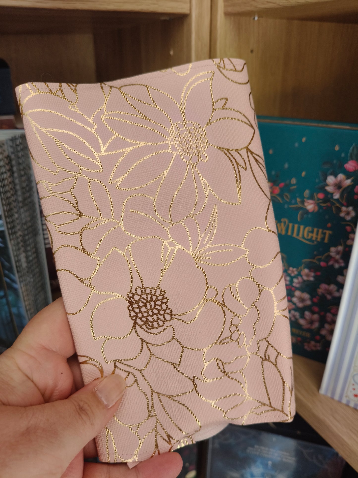 Protège livre adaptable - Rose/Fleurs doré