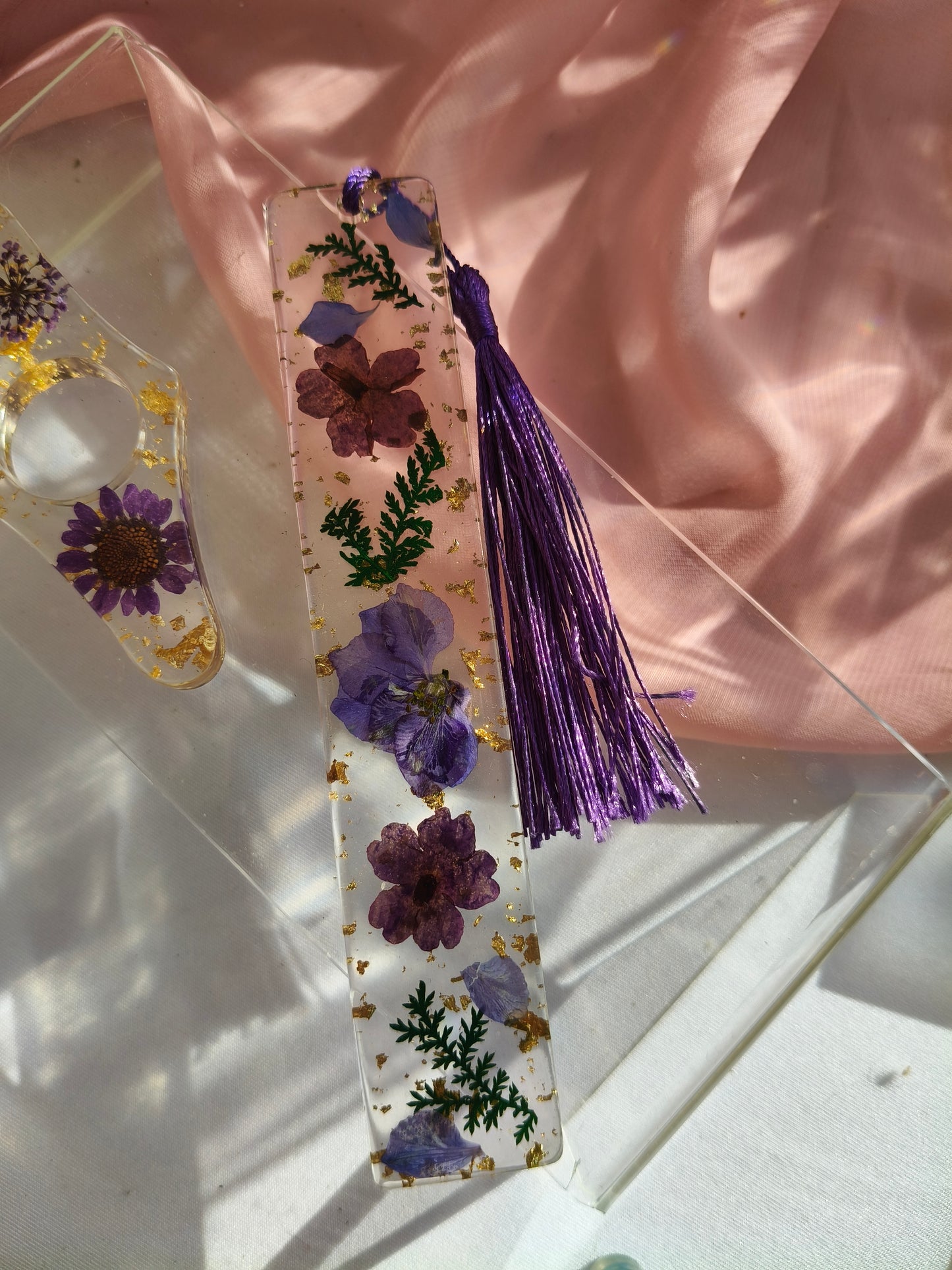 Marque page en résine violet et or