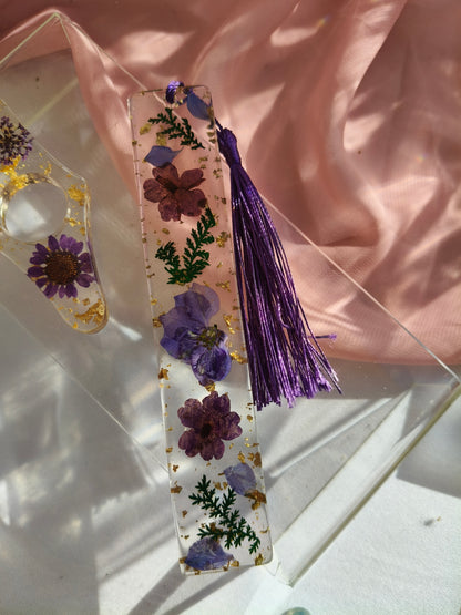 Marque page en résine violet et or